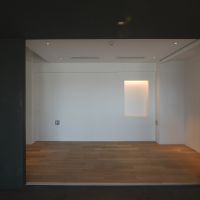 中野区中野の売買物件/寝室は両辺にスクリーンロールが設置してあり、収納場所を作れます