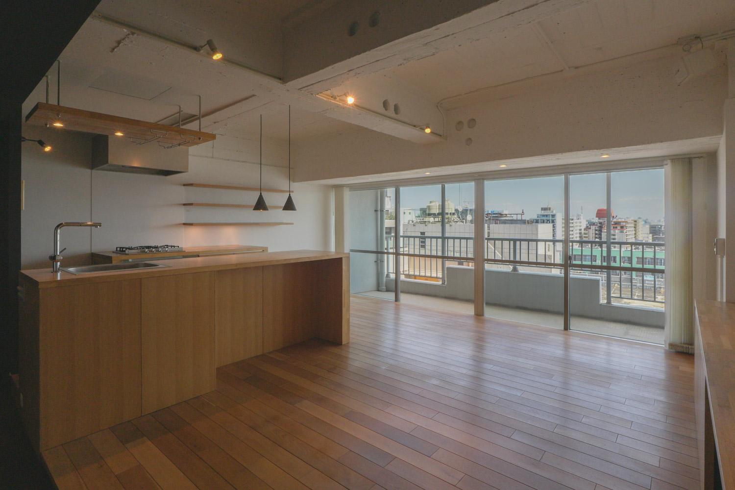 中野区中野の売買物件/玄関とは対照的に居室は明るく、開放的