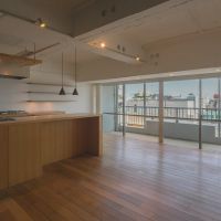 中野区中野の売買物件/玄関とは対照的に居室は明るく、開放的