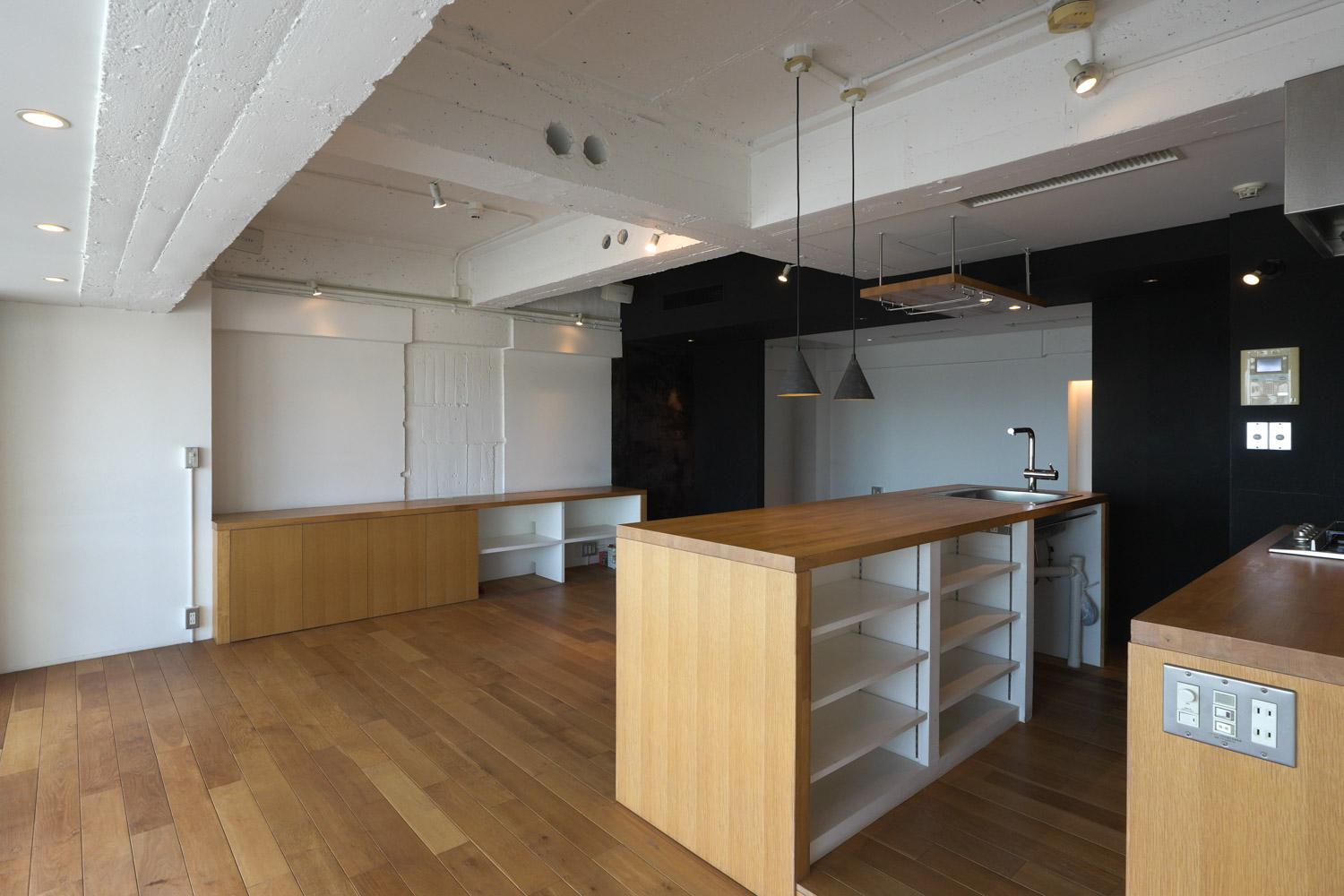 中野区中野の売買物件/キッチンカウンター裏も収納になっている