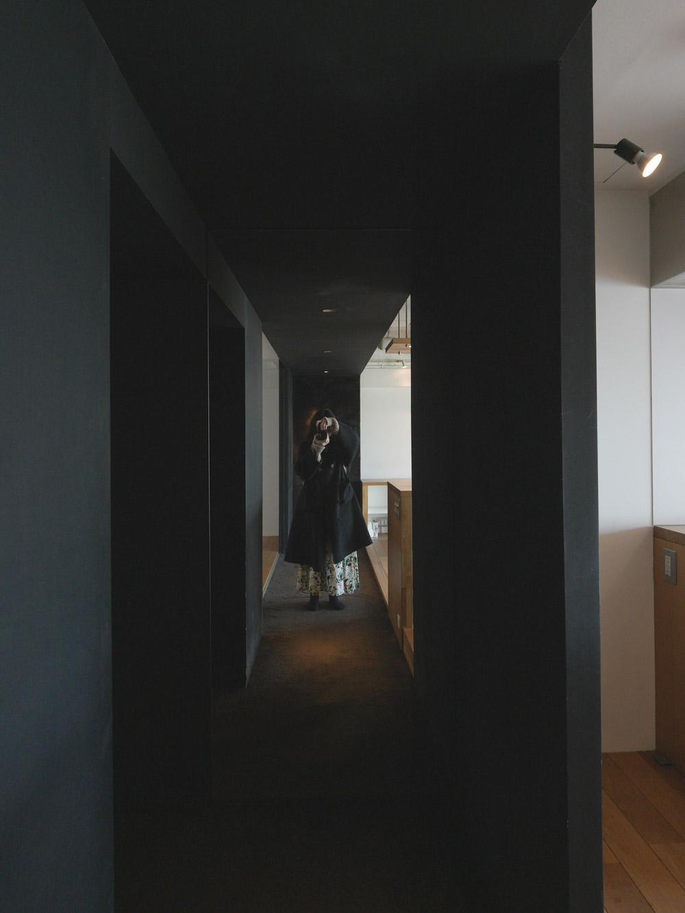 中野区中野の売買物件/玄関廊下の先、居室の手前に全身鏡。出かける前に身だしなみを確認できる