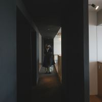 中野区中野の売買物件/玄関廊下の先、居室の手前に全身鏡。出かける前に身だしなみを確認できる