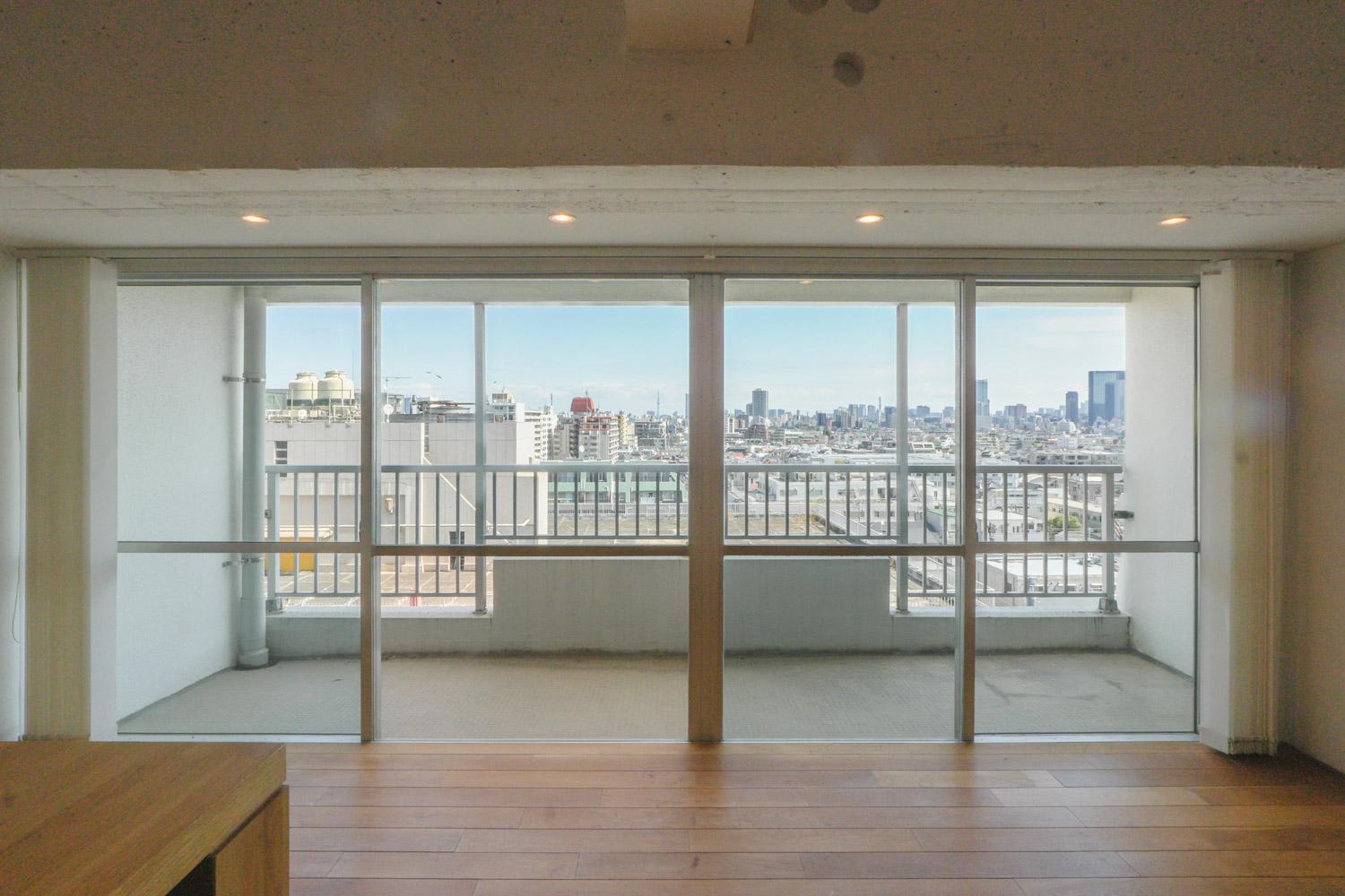 中野区中野の売買物件/遠くにスカイツリー、新宿のビル群もよく見えます