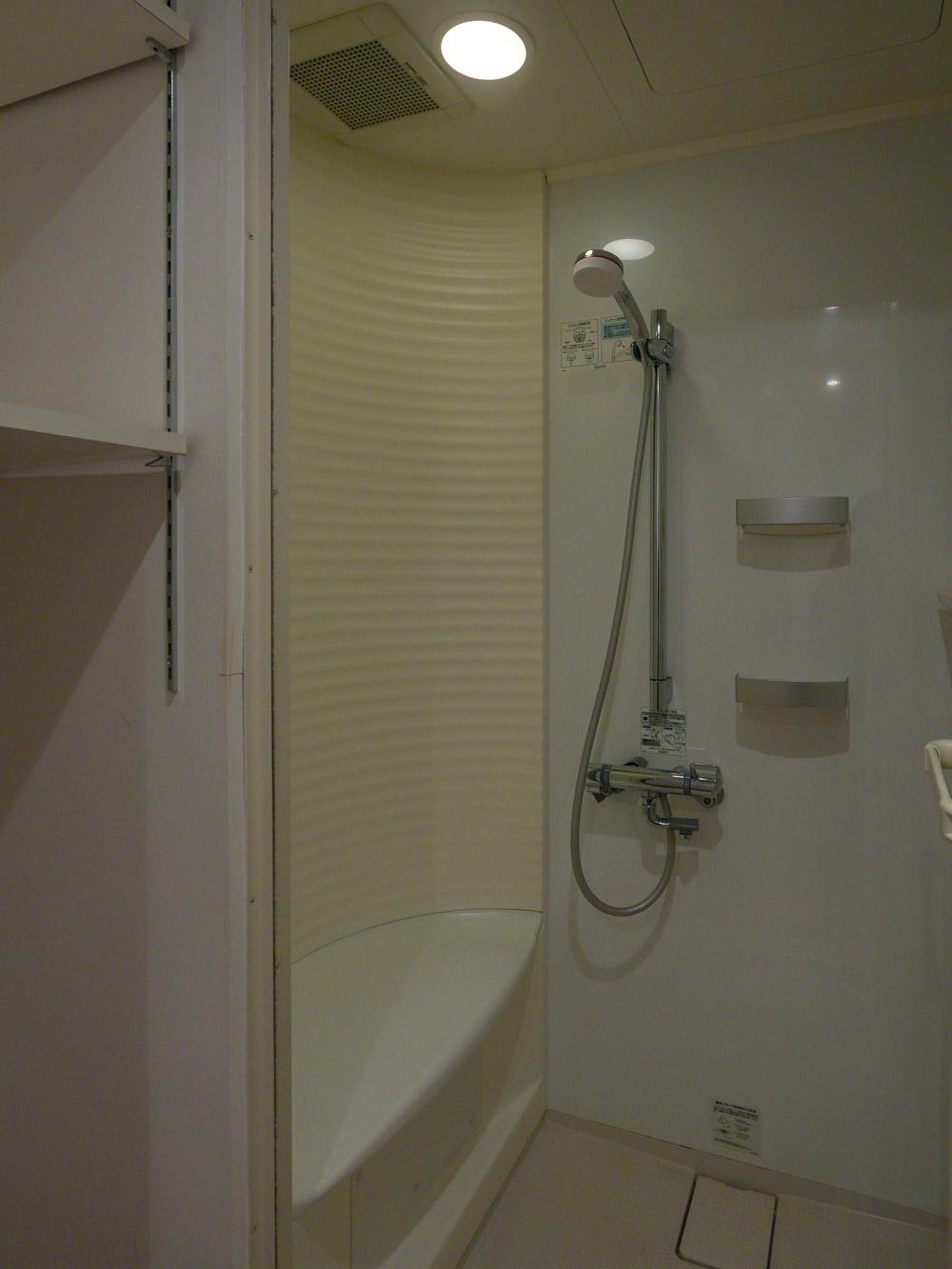 中野区中野の売買物件/浴室はシャワーのみ。浴槽がないことが気になる方は、200m圏内にある銭湯「中野寿湯温泉」を利用したり、近隣のジムやサウナに通うなど、利便性の良い立地を活かして解決いただければ