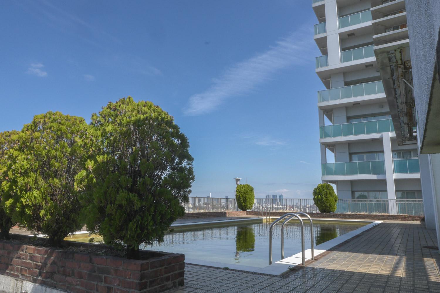 中野区中野の売買物件/屋上に入居者専用の広い庭園。プールもいまだに現役（！）