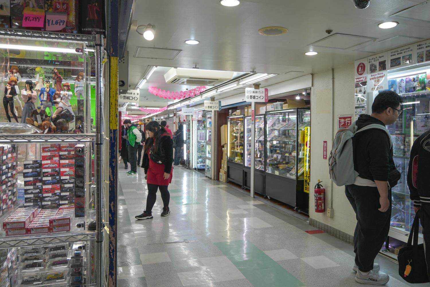 中野区中野の売買物件/ビル地下1階〜4階は商業区画（いわゆる「中野ブロードウェイ」）。サブカル店舗の多いイメージですが、純喫茶や行列のできる飲食店も点在。病院から100円ショップまで、多様な店が並ぶ。地下には食料品店が連なり、自炊の食材やお惣菜を買い求めることも可能