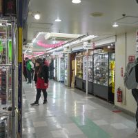 中野区中野の売買物件/ビル地下1階〜4階は商業区画（いわゆる「中野ブロードウェイ」）。サブカル店舗の多いイメージですが、純喫茶や行列のできる飲食店も点在。病院から100円ショップまで、多様な店が並ぶ。地下には食料品店が連なり、自炊の食材やお惣菜を買い求めることも可能