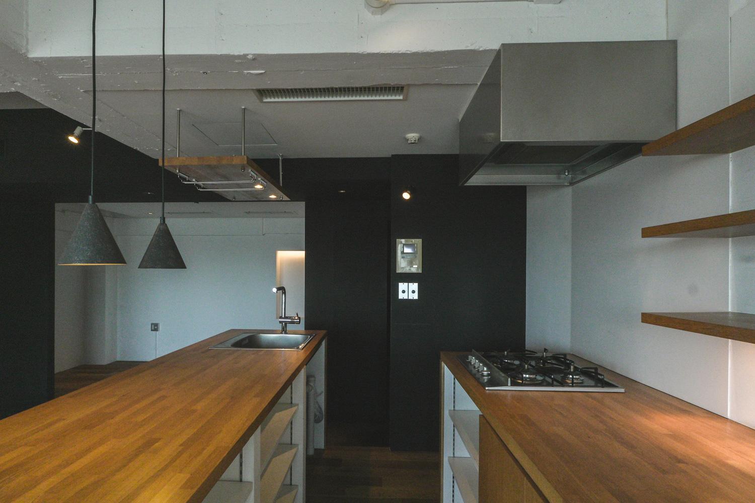 中野区中野の売買物件/2列型キッチン。ガスコンロ4口で、複数品を同時に調理できる