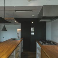 中野区中野の売買物件/2列型キッチン。ガスコンロ4口で、複数品を同時に調理できる