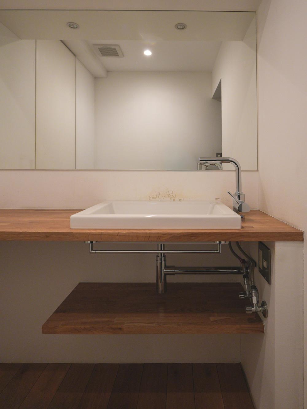 中野区中野の売買物件/鏡の大きい洗面所