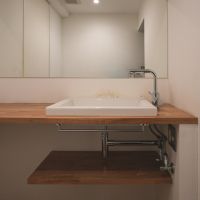 中野区中野の売買物件/鏡の大きい洗面所