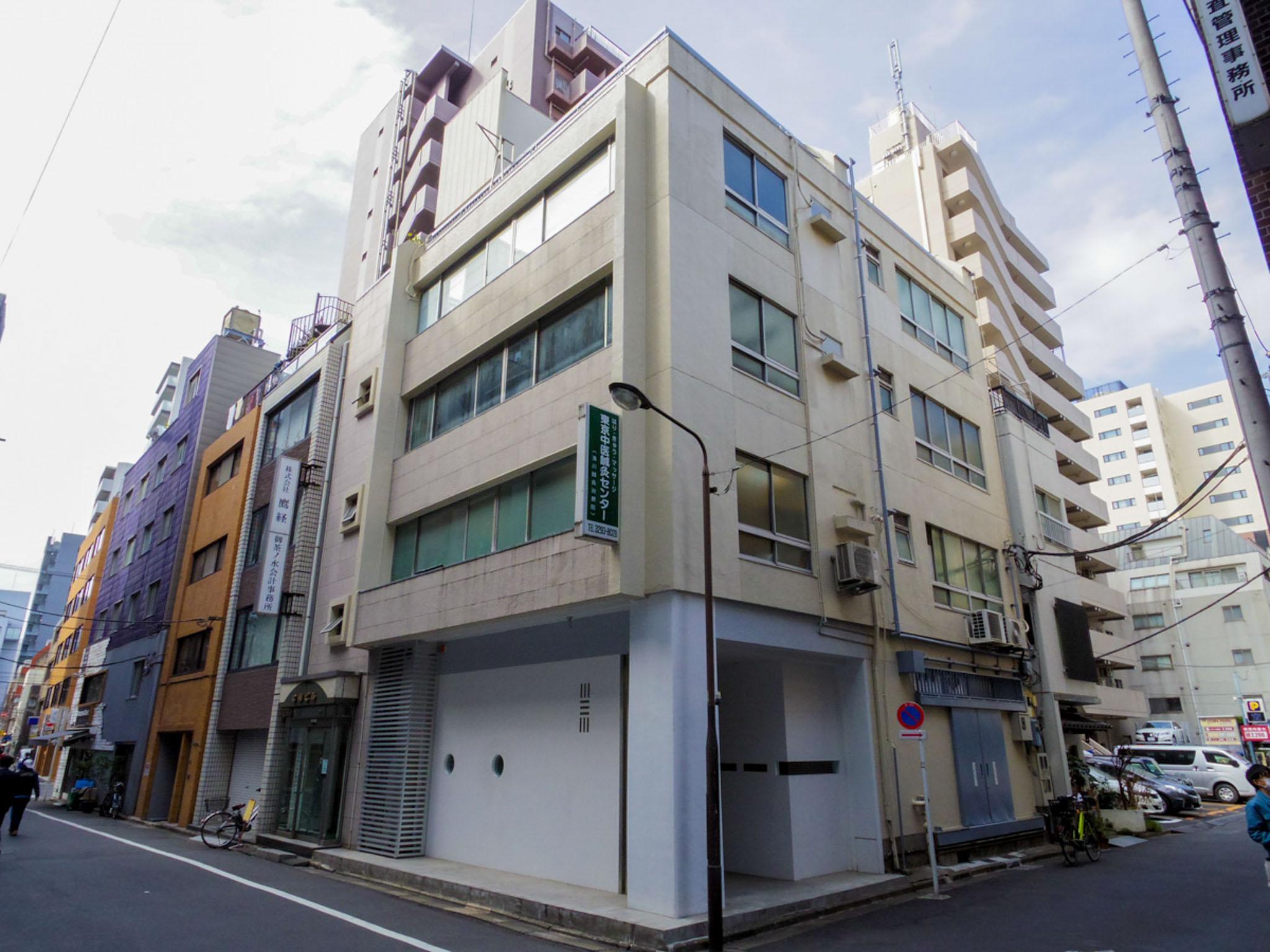 千代田区神田猿楽町の賃貸物件/二面が通りに面した角地の外観。路地に溶け込むように立つレトロビル