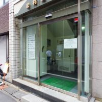 千代田区神田猿楽町の賃貸物件/自動ドアのエントランス。テナント案内板には弁護士事務所、建築設計事務所、デザイン事務所、レコーディングスタジオの名前が並ぶ