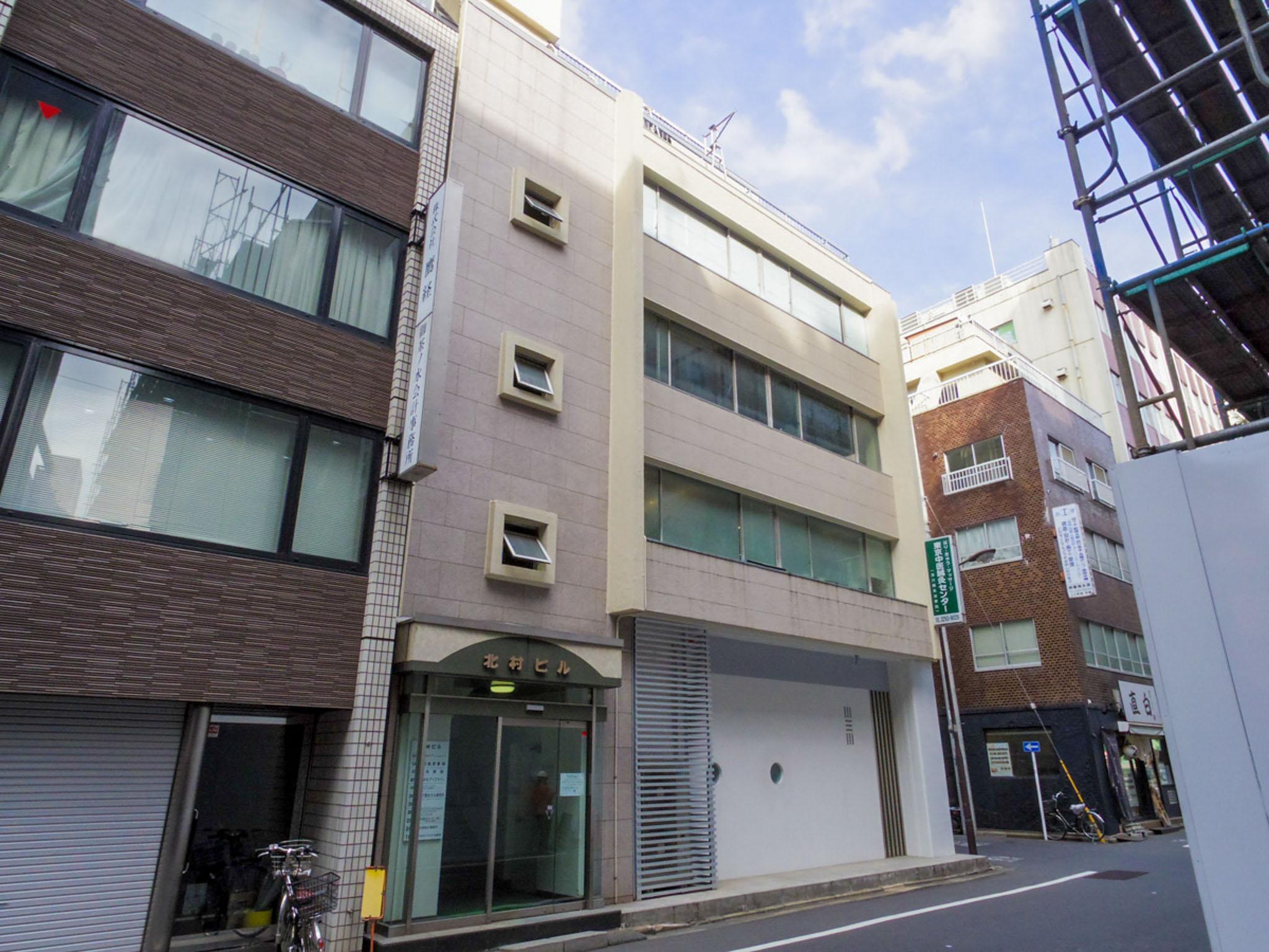 千代田区神田猿楽町の賃貸物件/「錦華通り」から一本入った路地の角地に立つ、築57年の古ビル。この佇まいが、すでに神保町らしい