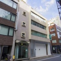 千代田区神田猿楽町の賃貸物件/「錦華通り」から一本入った路地の角地に立つ、築57年の古ビル。この佇まいが、すでに神保町らしい