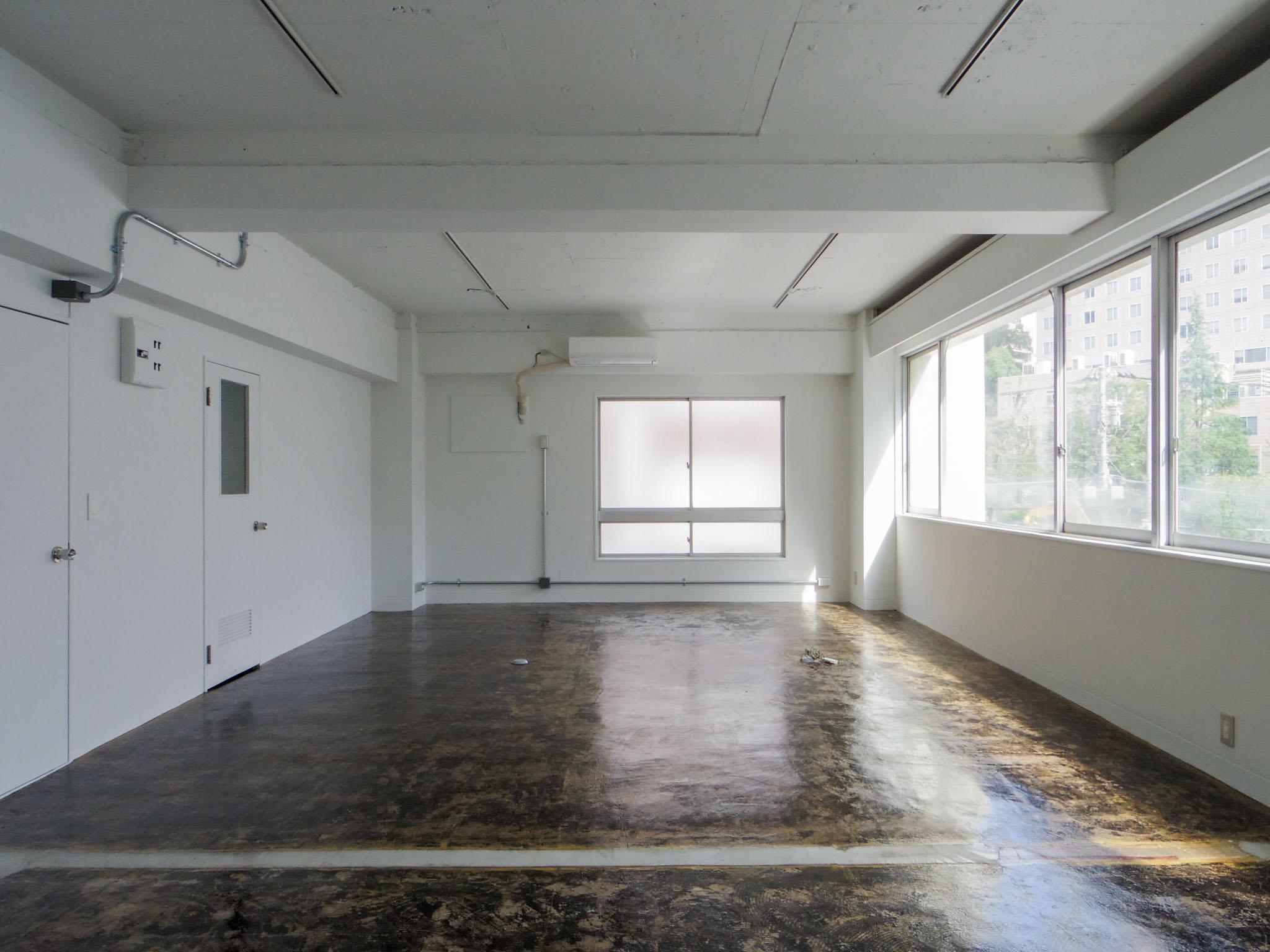 千代田区神田猿楽町の賃貸物件/南側の水平窓から差し込む光が、部屋全体をやわらかく満たす。天井を撤去したシンプルな空間が、光をさらに引き立てている（301号室）