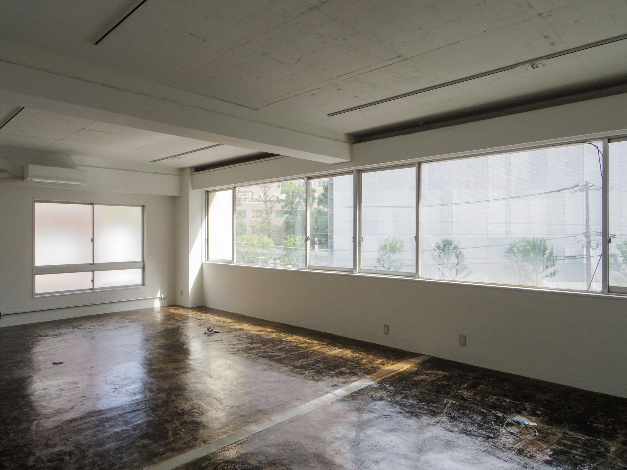 千代田区神田猿楽町の賃貸物件/約7m幅の連窓。やわらかな光が終日差し込む（301号室）