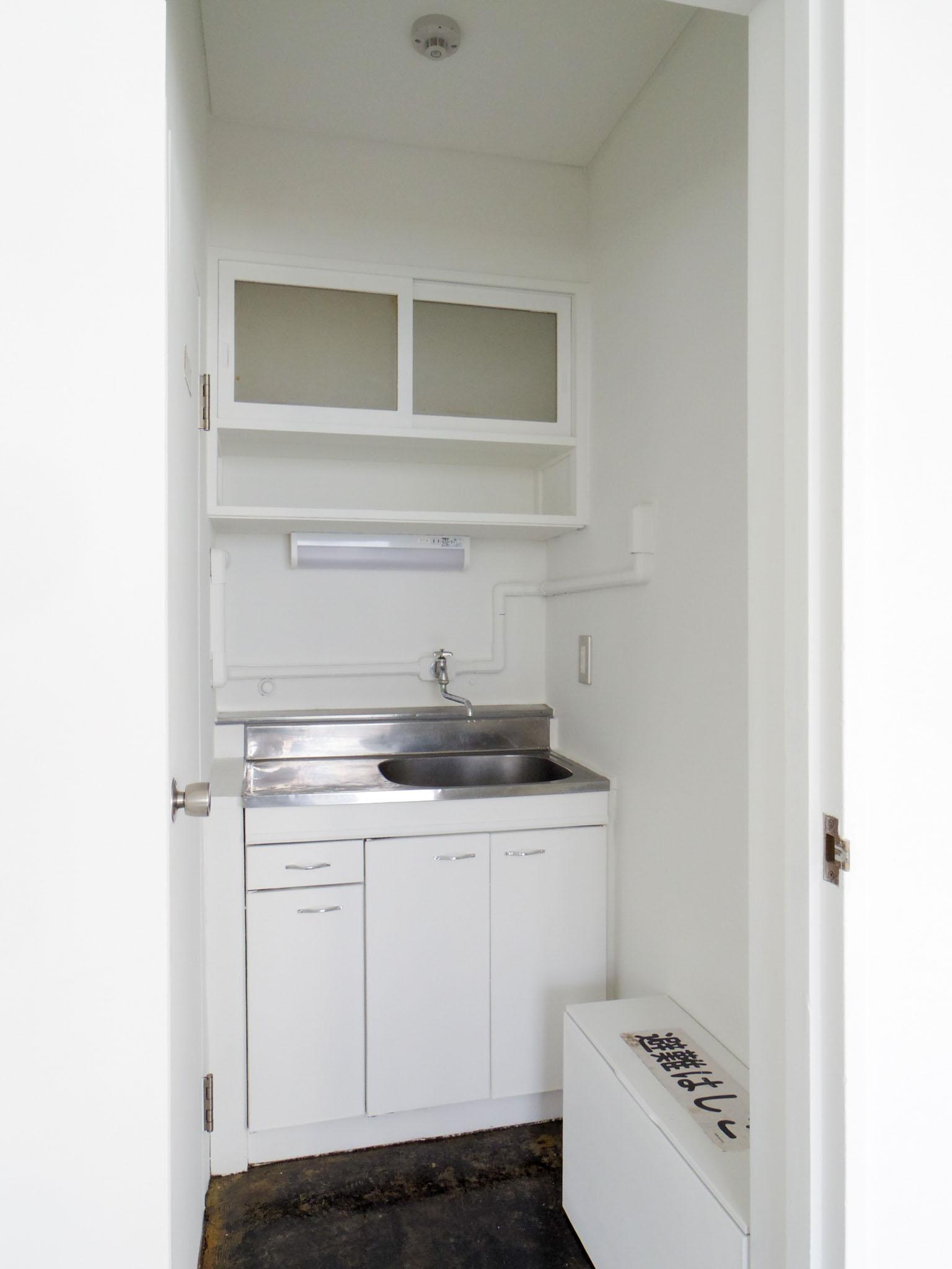 千代田区神田猿楽町の賃貸物件/水回りは既存を生かしたつくり。こちらの区画は白塗装（301号室）