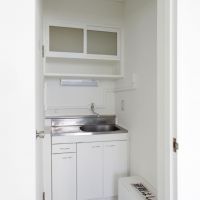 千代田区神田猿楽町の賃貸物件/水回りは既存を生かしたつくり。こちらの区画は白塗装（301号室）