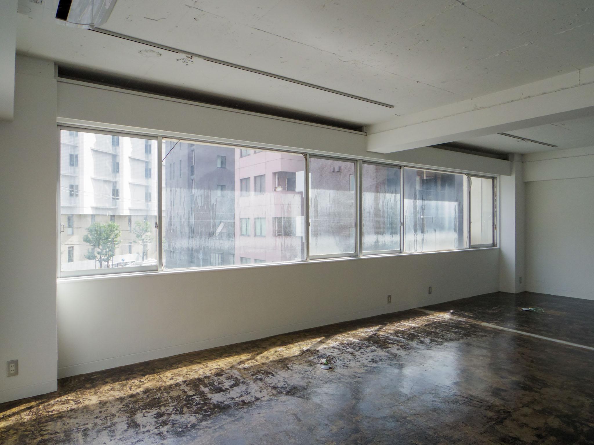 千代田区神田猿楽町の賃貸物件/シンプルな構成だからこそ、窓の存在感が際立つ（301号室）