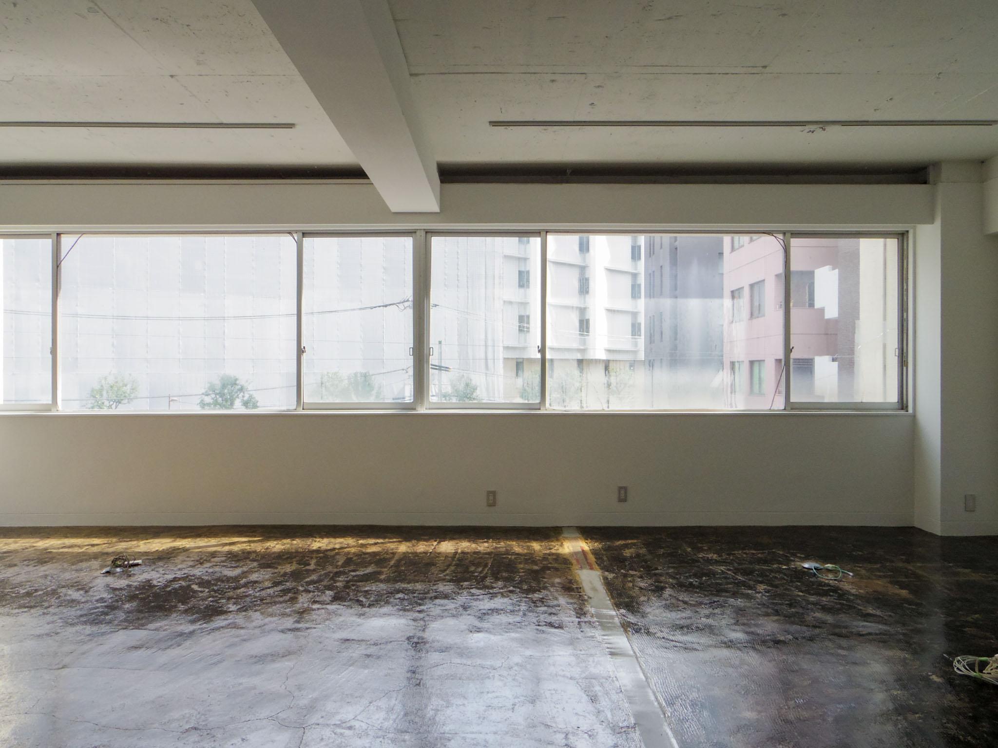 千代田区神田猿楽町の賃貸物件/光の中に包まれるような、南側の水平窓（301号室）