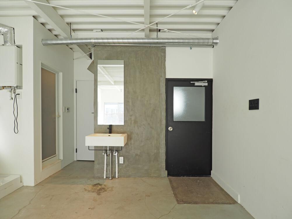 台東区台東の賃貸物件/黒いドアが部屋の入口です