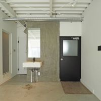 台東区台東の賃貸物件/黒いドアが部屋の入口です