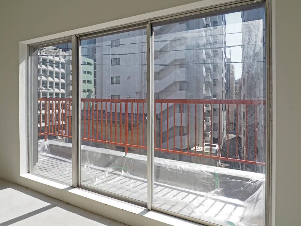 台東区台東の賃貸物件/小さいながらもバルコニーあり（写真は塗装中）