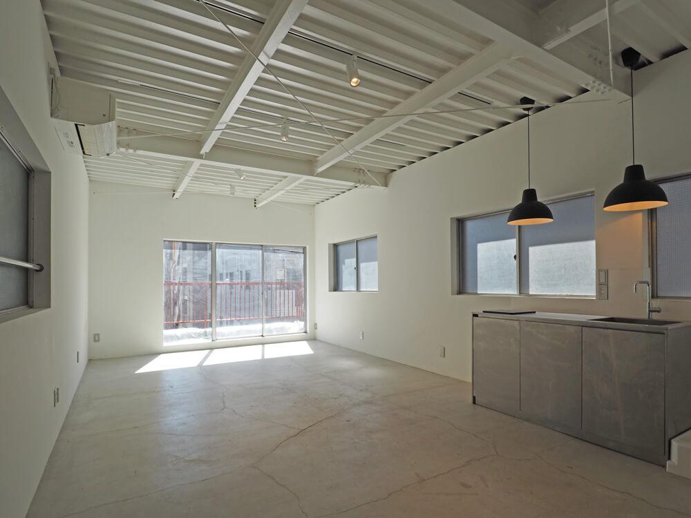 台東区台東の賃貸物件/白く塗装されたリノベ物件