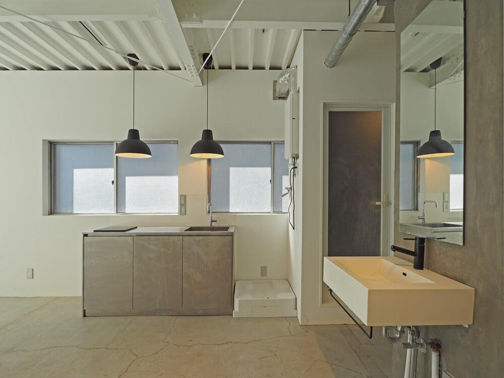 台東区台東の賃貸物件/キッチンの隣に洗濯機置場とシャワーユニット