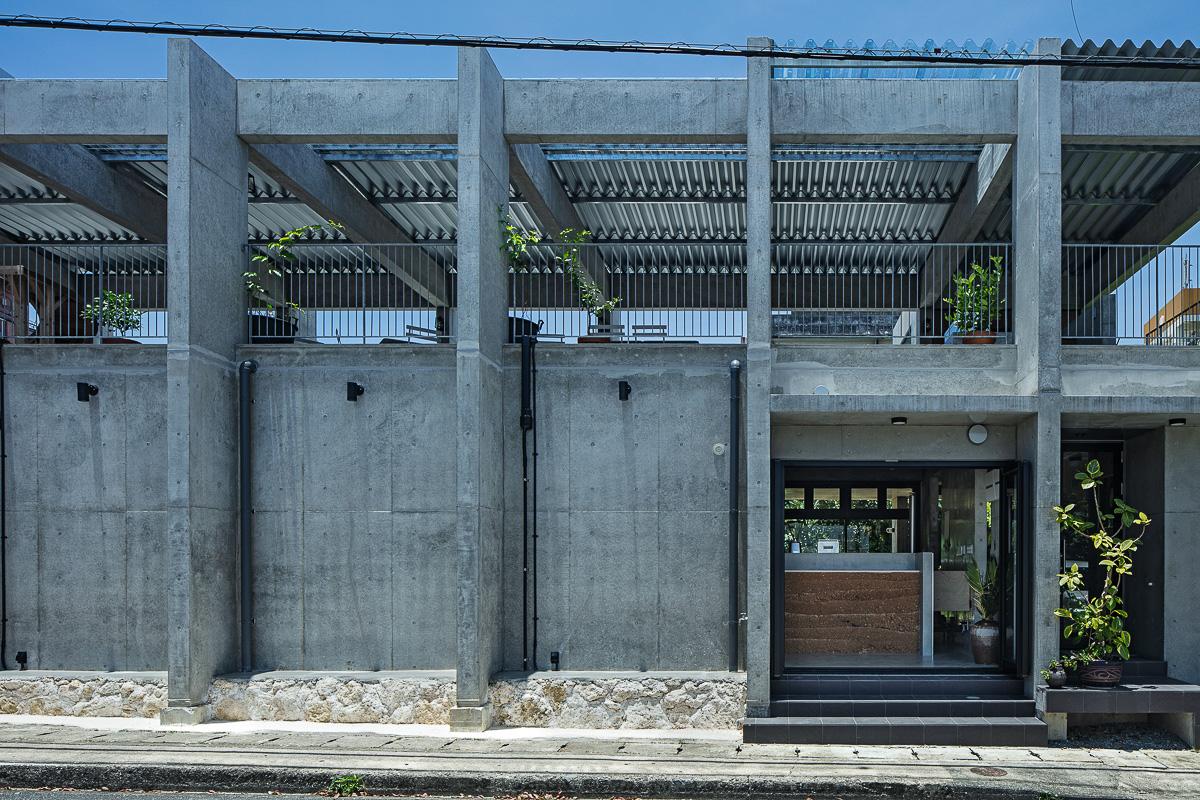 沖縄県宮古島市平良字下里の売買物件/道路側から見た建物 photo：Kenta Hasegawa