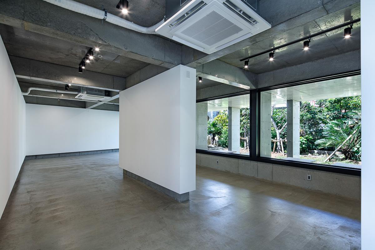 沖縄県宮古島市平良字下里の売買物件/1階には現代作家新城大地郎氏と石川直樹氏がディレクションする「PALI GALLERY」が入居中 photo：Kenta Hasegawa