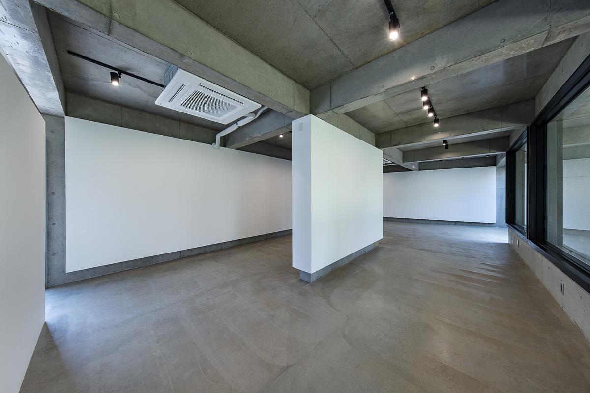 沖縄県宮古島市平良字下里の売買物件/ギャラリーらしい無機質で洗練された空間 photo：Kenta Hasegawa