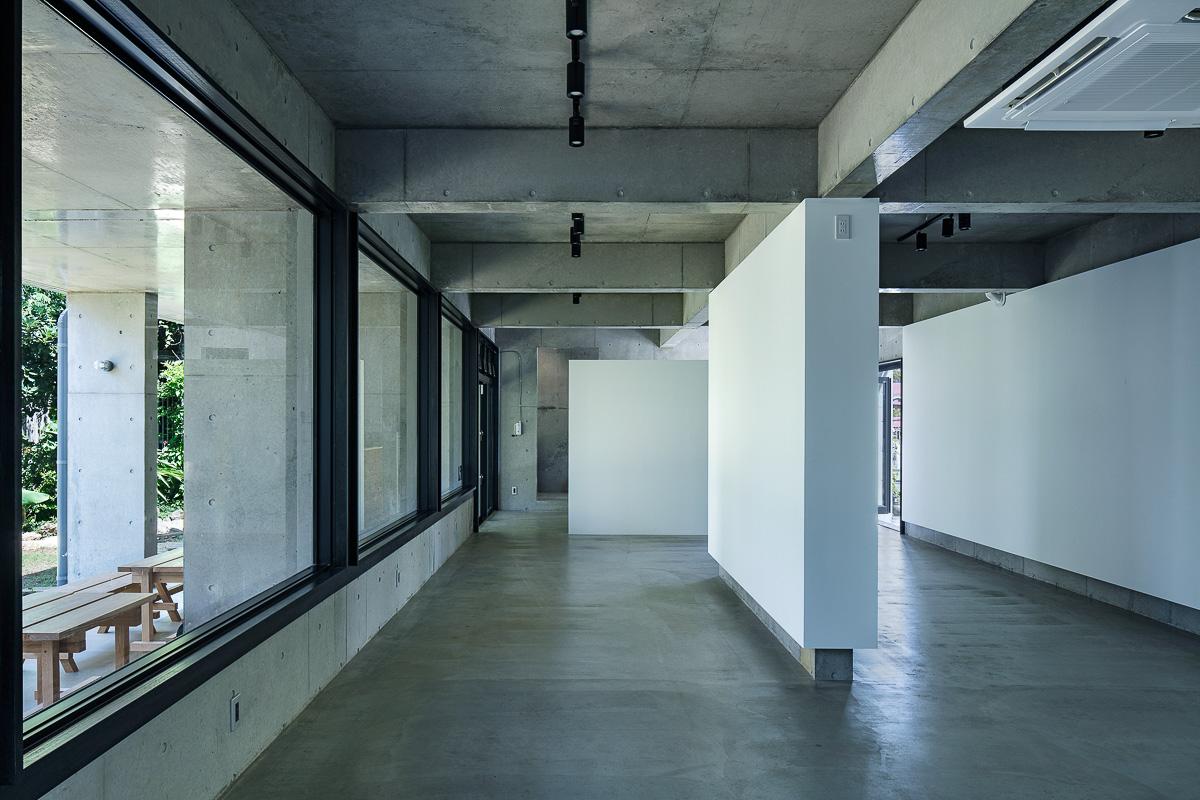 沖縄県宮古島市平良字下里の売買物件/大きな窓から明るい自然光が入る photo：Kenta Hasegawa