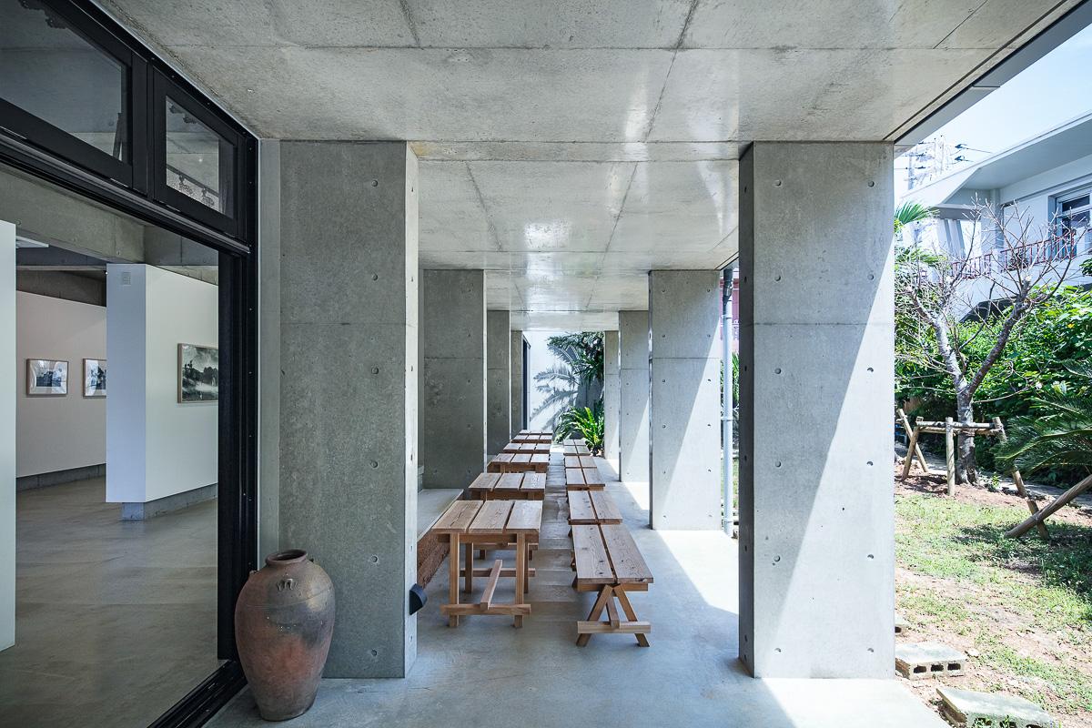 沖縄県宮古島市平良字下里の売買物件/中庭に面したテラススペース。この場所で定期的にマルシェのようなイベントが開催され、人々が交流する場となっているそう photo：Kenta Hasegawa