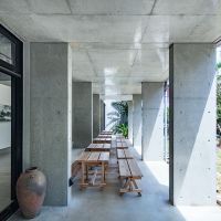 沖縄県宮古島市平良字下里の売買物件/中庭に面したテラススペース。この場所で定期的にマルシェのようなイベントが開催され、人々が交流する場となっているそう photo：Kenta Hasegawa