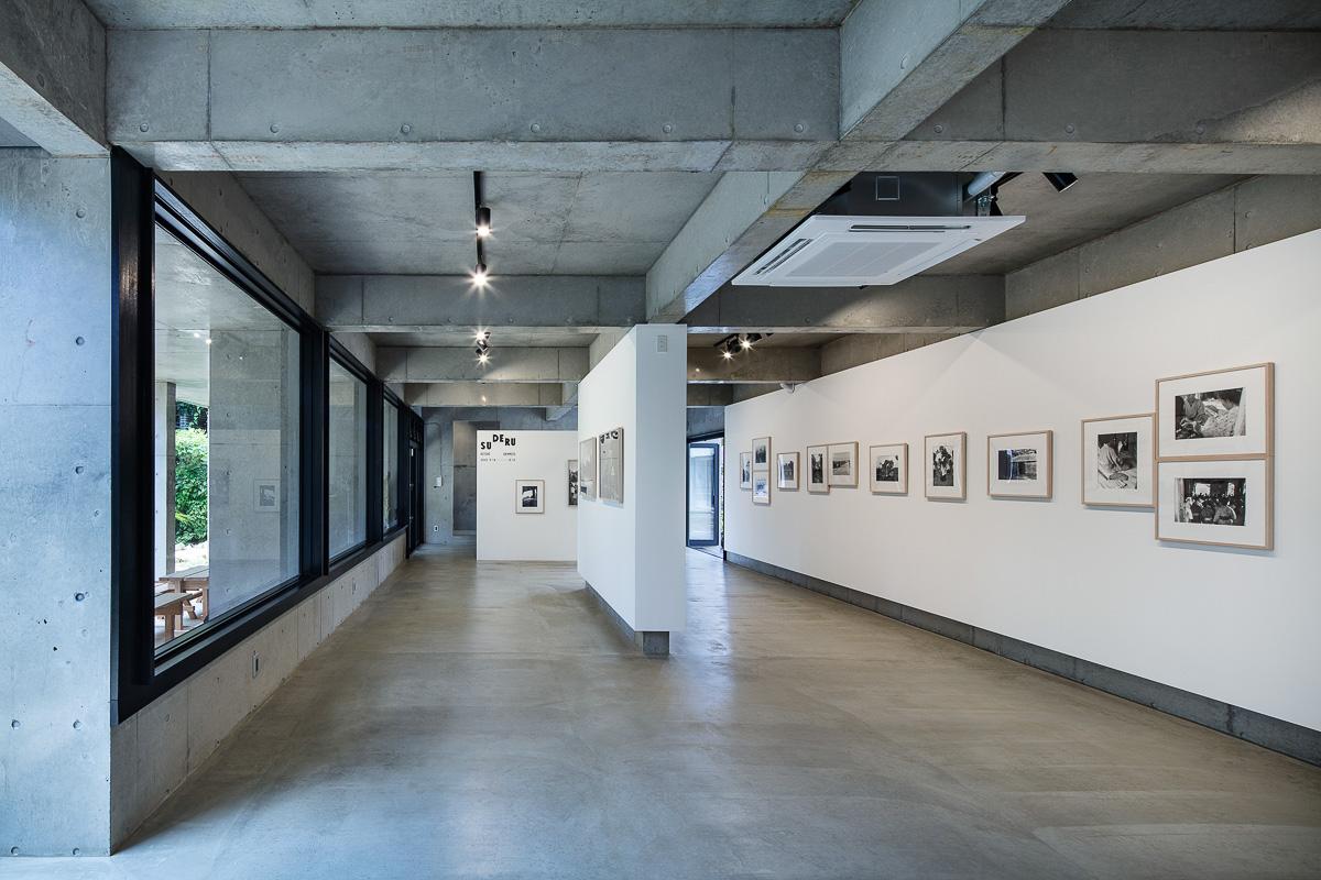 沖縄県宮古島市平良字下里の売買物件/シンプルながらも作品が展示しやすいような内装 photo：Kenta Hasegawa