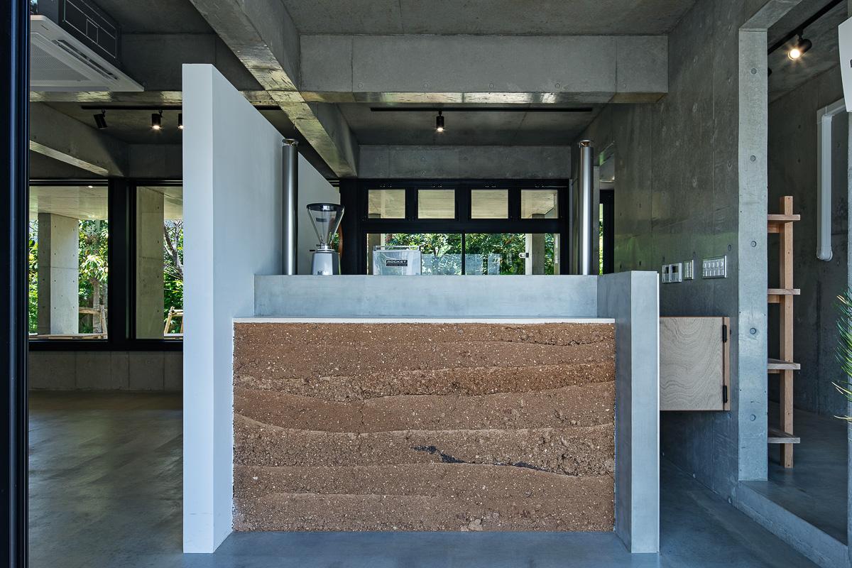 沖縄県宮古島市平良字下里の売買物件/地層のような、赤土で作られたカウンター photo：Kenta Hasegawa