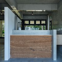 沖縄県宮古島市平良字下里の売買物件/地層のような、赤土で作られたカウンター photo：Kenta Hasegawa