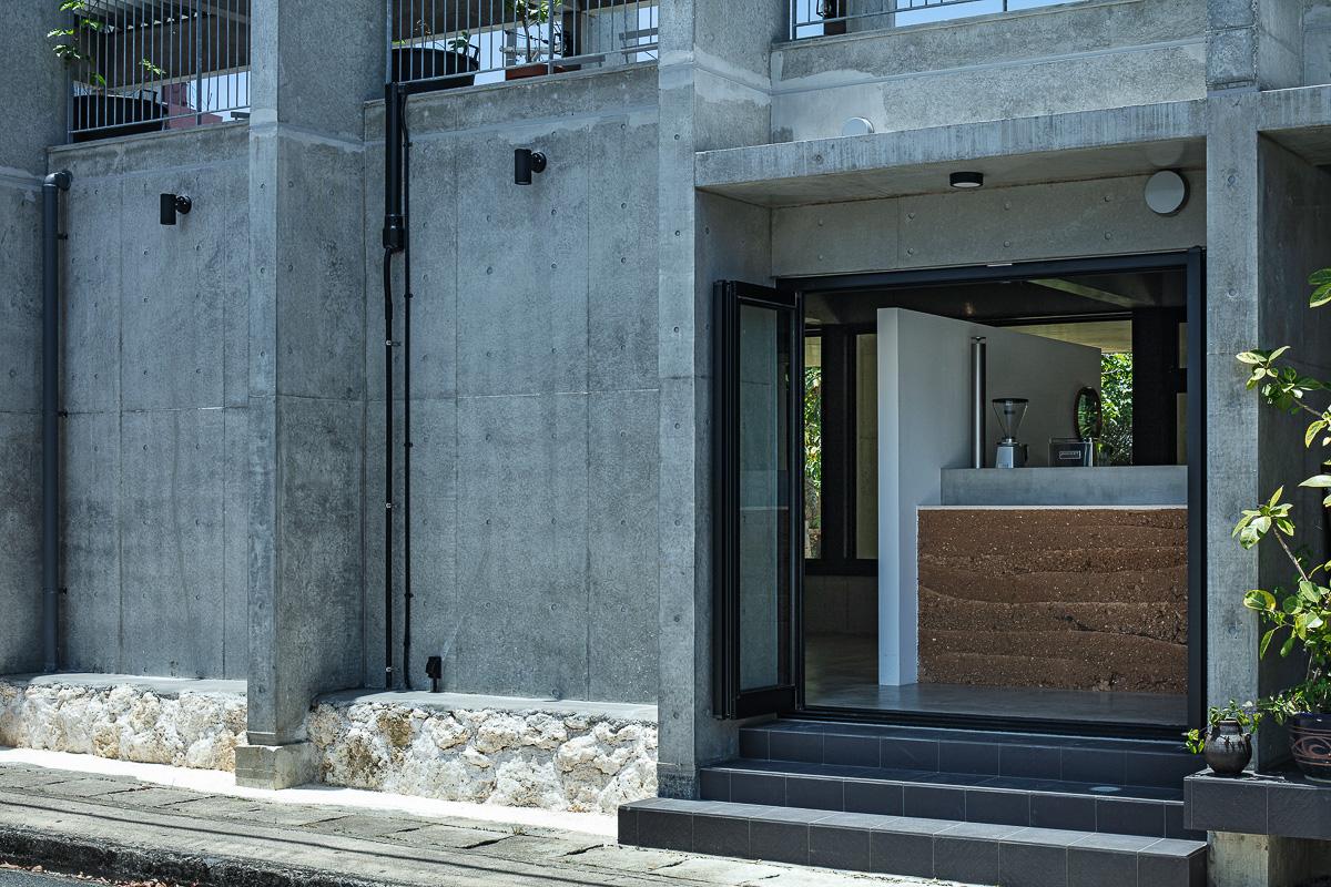 沖縄県宮古島市平良字下里の売買物件/エントランス photo：Kenta Hasegawa