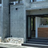 沖縄県宮古島市平良字下里の売買物件/エントランス photo：Kenta Hasegawa