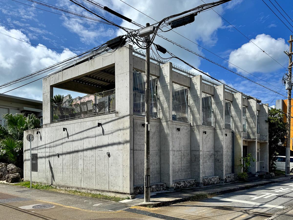 沖縄県宮古島市平良字下里の売買物件/外観。道路と道路が交差する角地に立つ建物