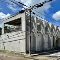 沖縄県宮古島市平良字下里の売買物件/外観。道路と道路が交差する角地に立つ建物