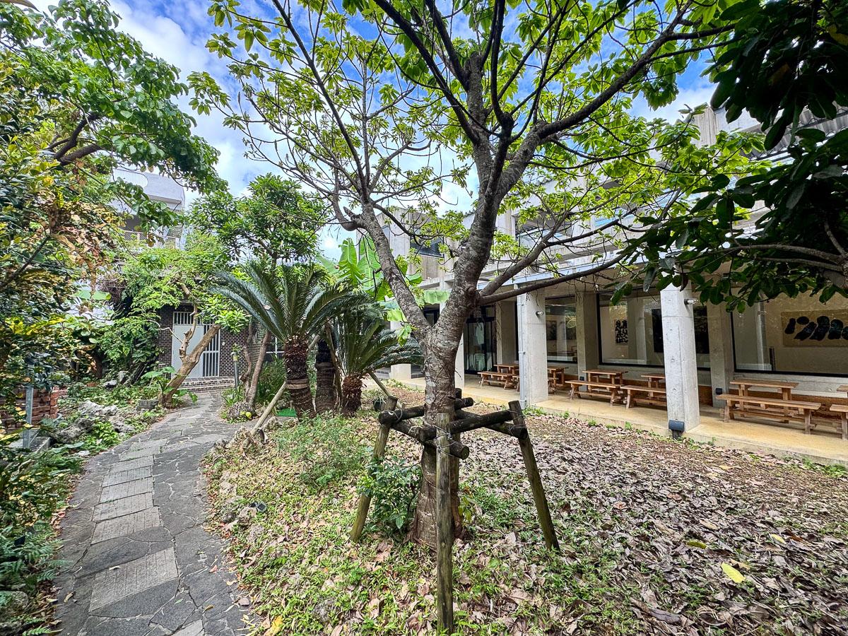 沖縄県宮古島市平良字下里の売買物件/中庭の奥には隣地の平屋があり、今後売主が飲食店をオープンする予定。できればこの中庭をシェアして、新たな所有者とこの場所を盛り上げていければ良いなという願いがあります