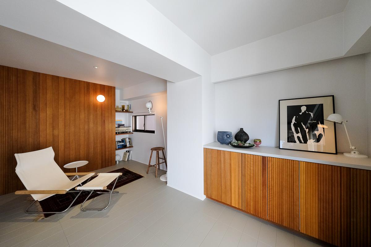 台東区小島の売買物件/壁面や収納にウッドパネルをあしらい、ピリリと良い空間のアクセントに