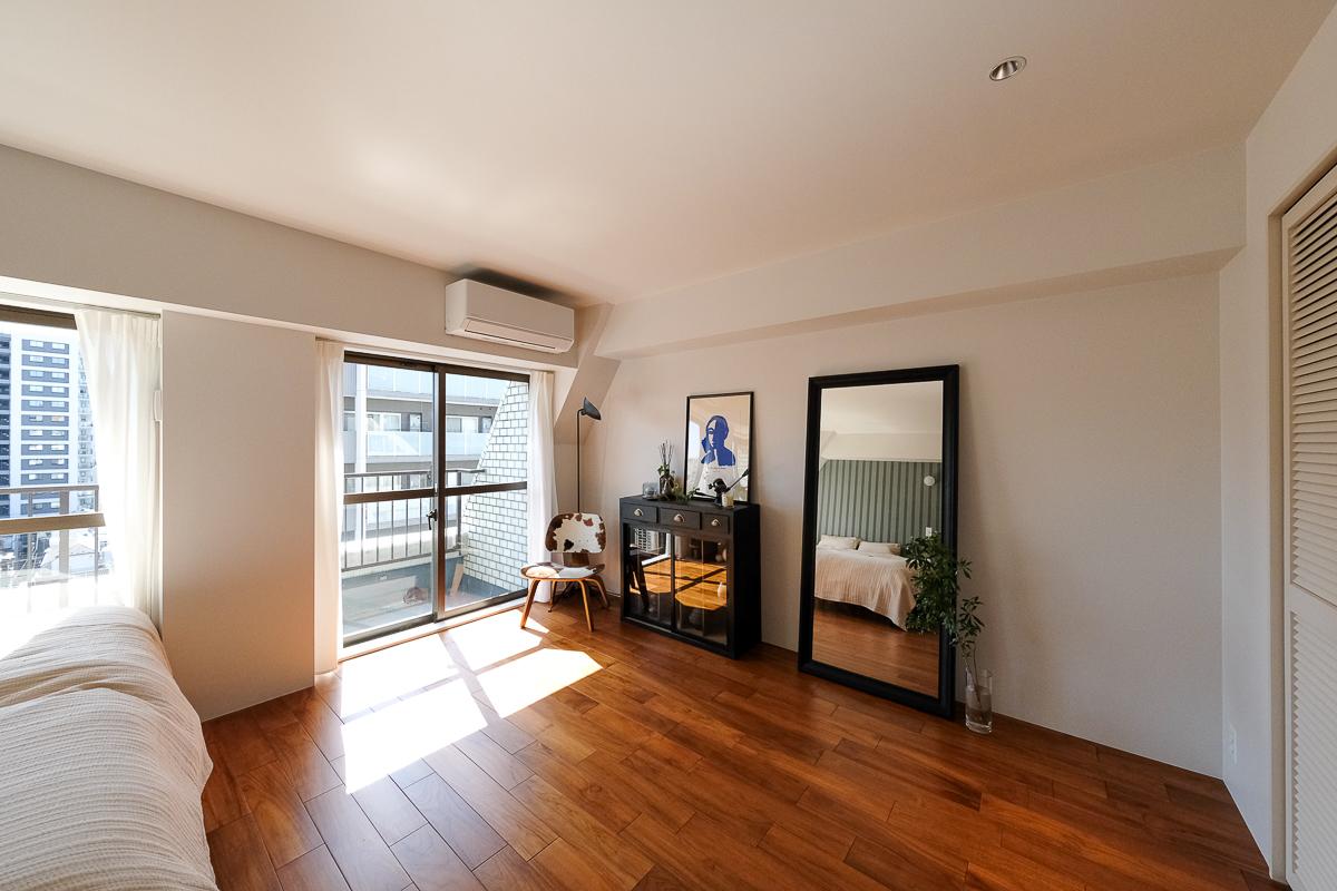 台東区小島の売買物件/寝室はベッドを置いてもまだゆとりがあり、ソファーやデスクを置いてもよさそう