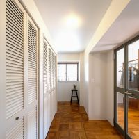 台東区小島の売買物件/寝室の前に広めの収納