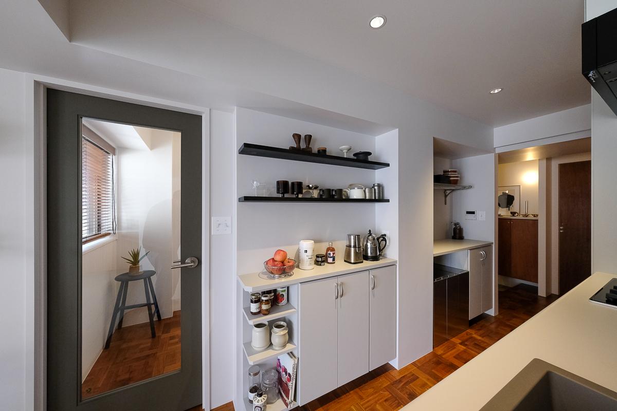 台東区小島の売買物件/キッチン背面の収納棚