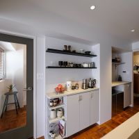 台東区小島の売買物件/キッチン背面の収納棚