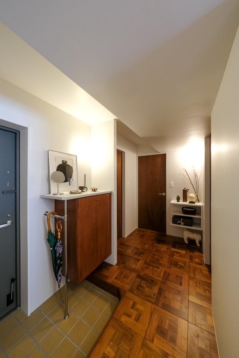 台東区小島の売買物件/玄関。電動自転車のバッテリー充電ができるよう、靴箱下にはコンセント